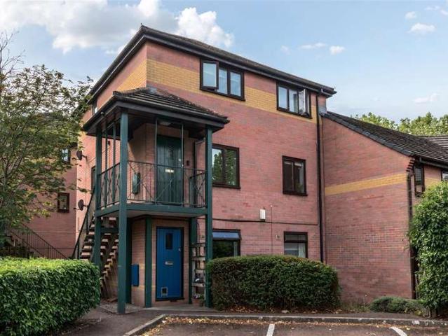 Flat for sale in Three Lamps Estate, Feckenham