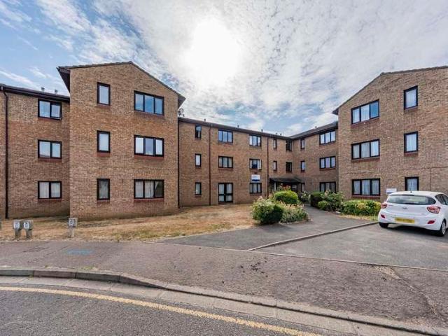 Flat for sale in Cowley, Greater London