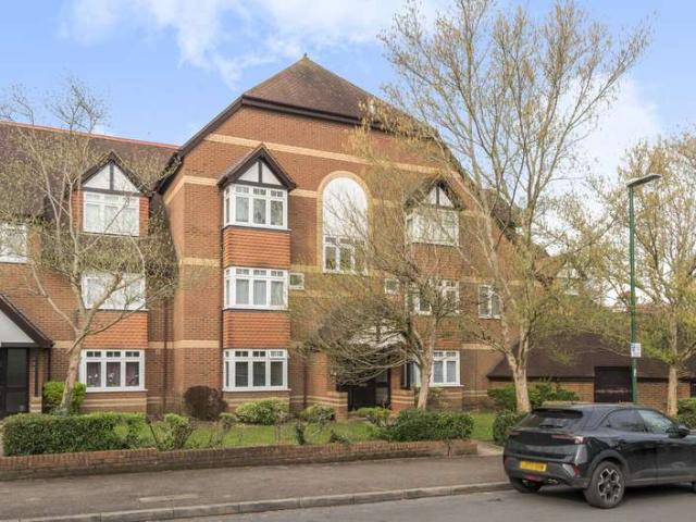 Flat for sale in Carshalton Beeches, Greater London