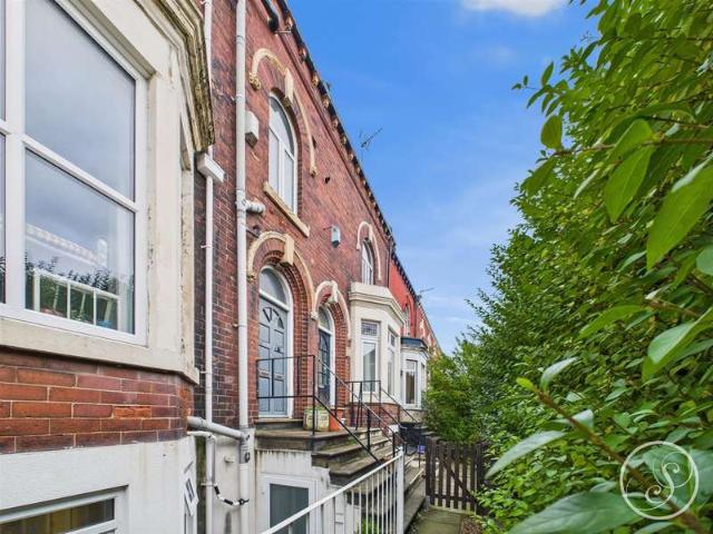 Flat for sale in Armley, West Yorkshire