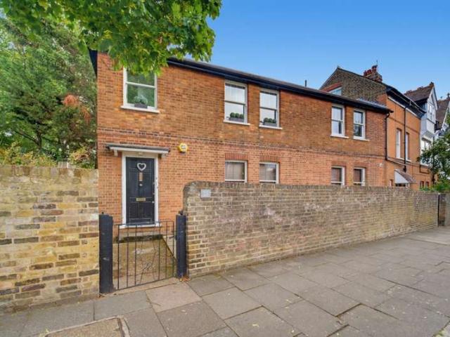 Flat for sale in London Borough of Ealing, Greater London