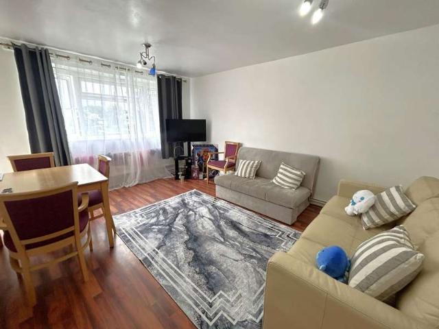 Flat for sale in Yeading, Greater London