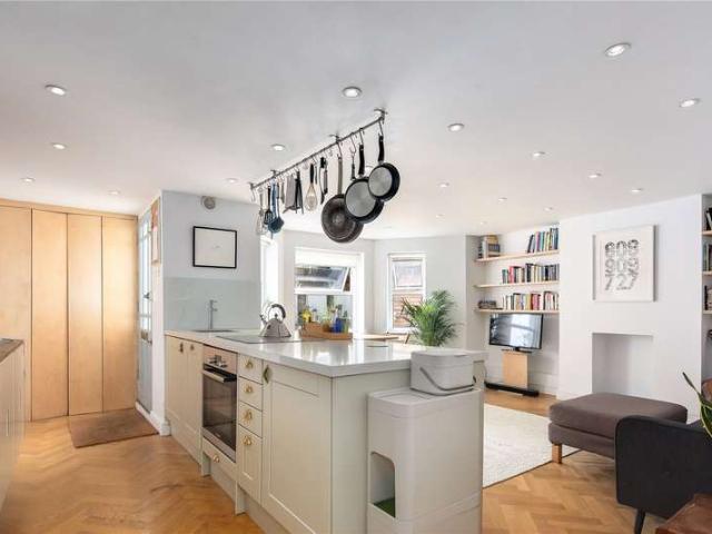 Flat for sale in Lower Clapton, Greater London