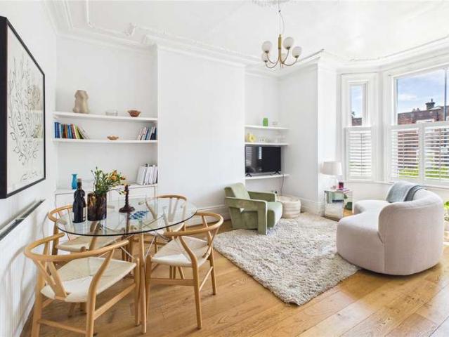Flat for sale in Tulse Hill, Greater London