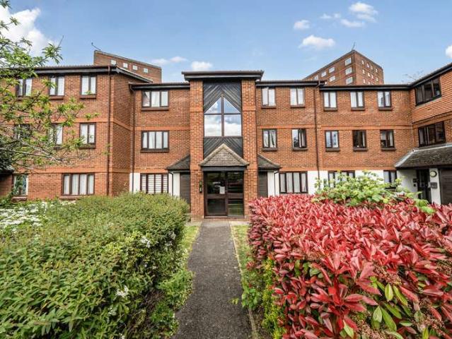 Flat for sale in Hayes, Greater London