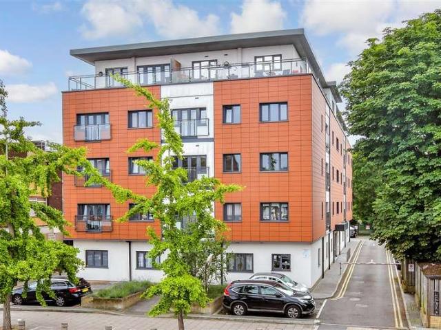 Flat for sale in London Borough of Merton, Mitcham