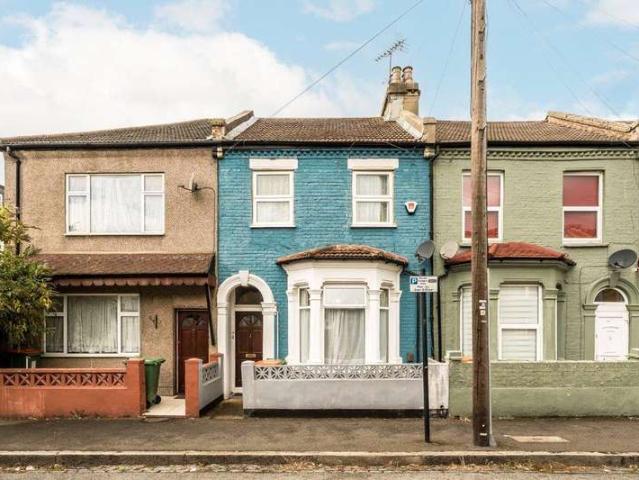 Flat for sale in Upton, Greater London