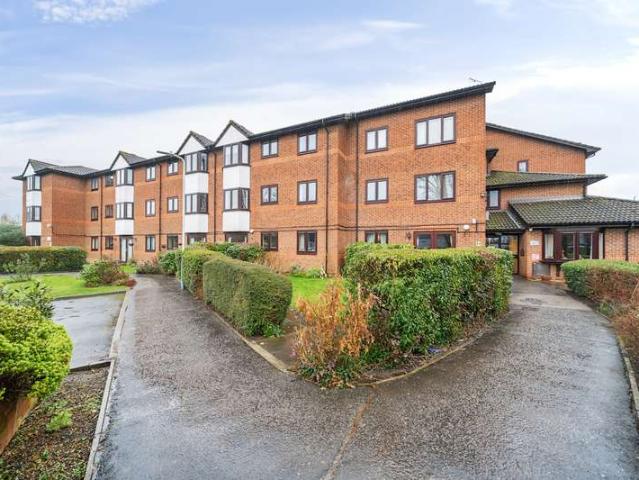 Flat for sale in Northwood, Greater London