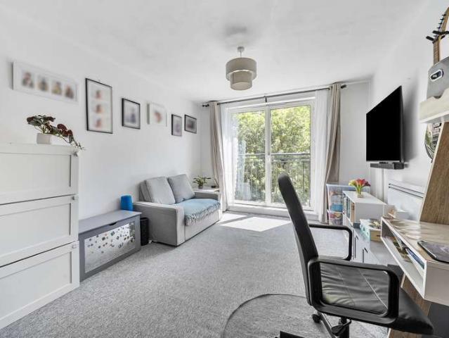 Flat for sale in Bromley-by-Bow, Bow
