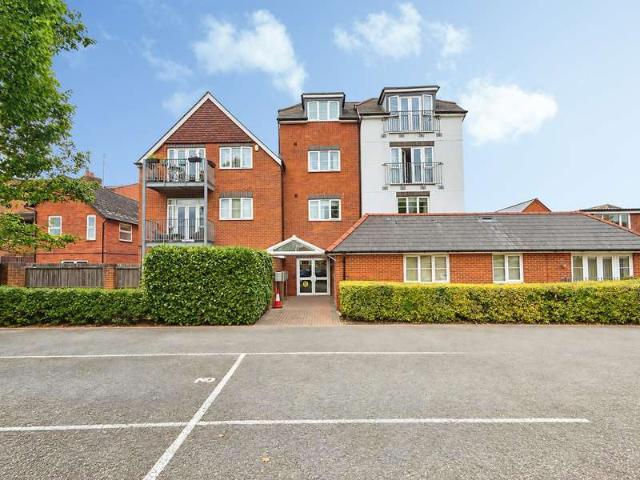 Flat for sale in Buckler's Park, Crowthorne