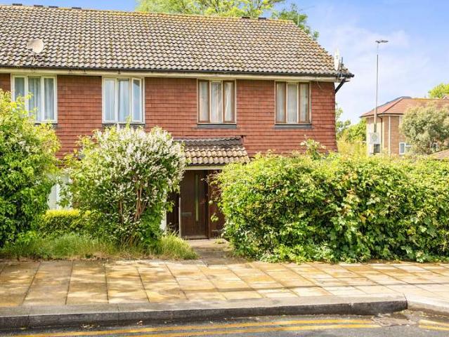 Flat for sale in Southfields, Greater London