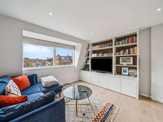 Flat for sale in Summerstown, Greater London