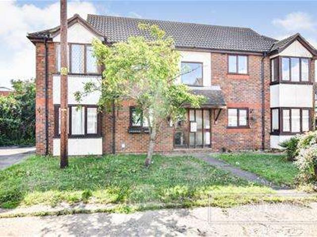 Flat for sale in Vange, Essex
