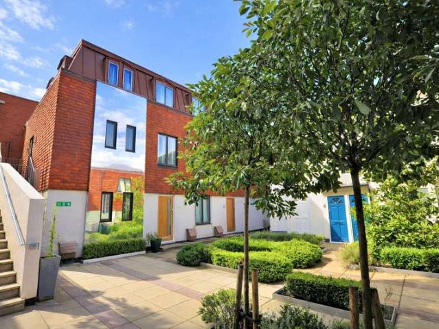 Flat for sale in Charlotteville, Guildford