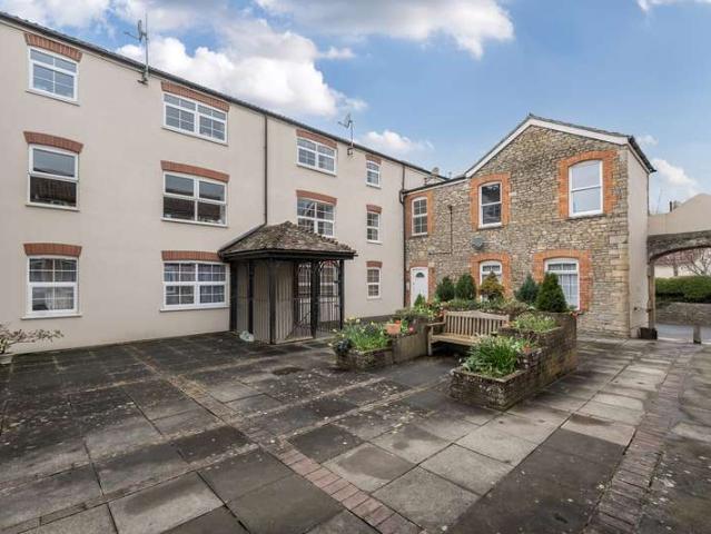 Flat for sale in Bruton, Somerset