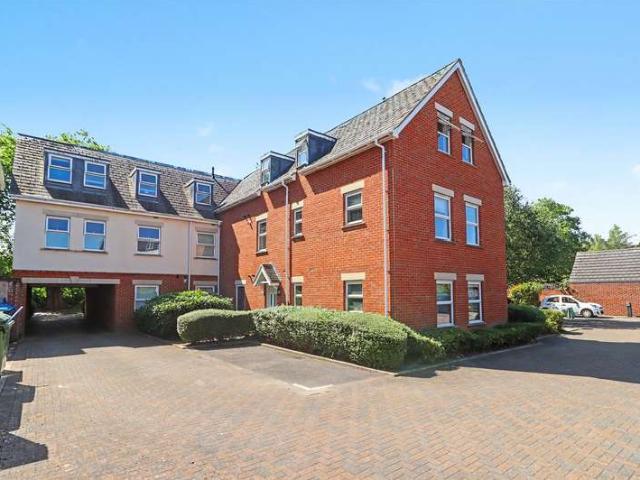 Flat for sale in Horsell, Woking