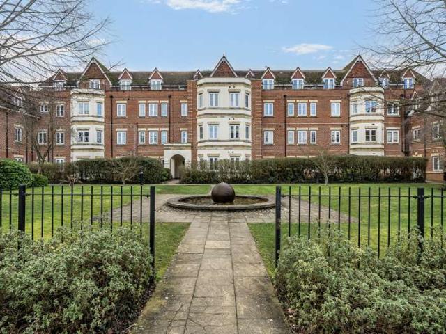 Flat for sale in Westborough, Surrey