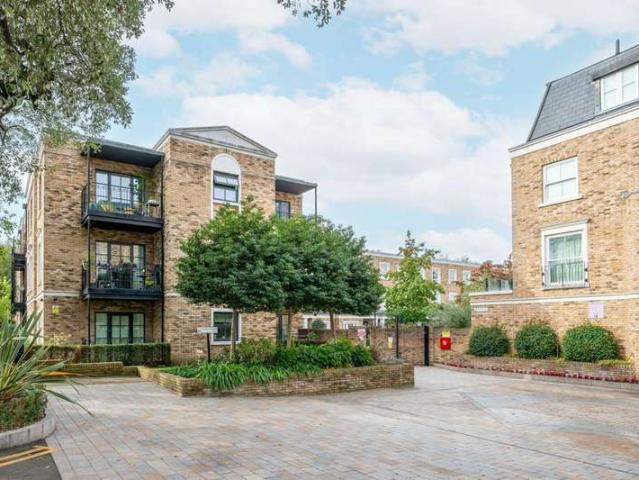 Flat for sale in Grove Park, London Borough of Hounslow