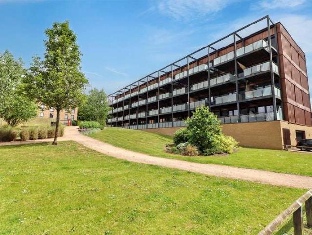 Flat for sale in Elstree and Borehamwood, Borehamwood