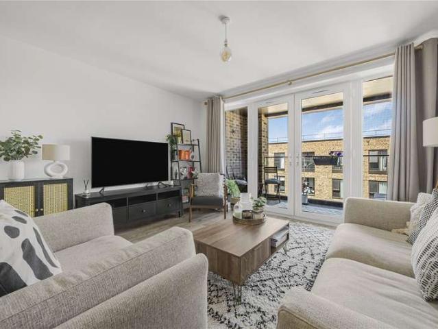 Flat for sale in Walton Court Gardens, Walton-on-Thames