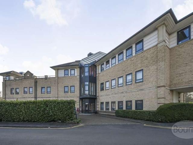 Flat for sale in Heol-las, Surrey