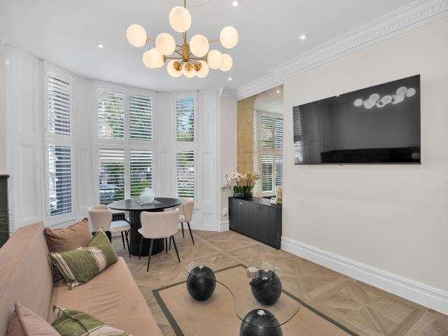 Flat for sale in North Kensington, Greater London