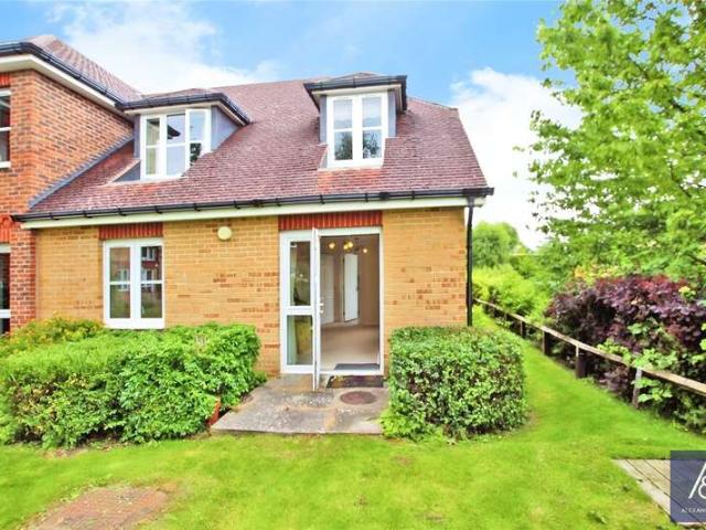 Flat for sale in Brackley, Northamptonshire