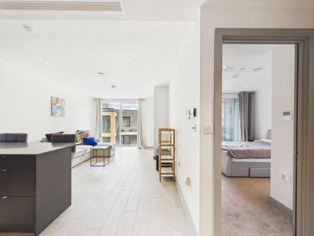 Flat for sale in Bermondsey Village, Greater London