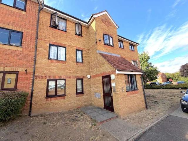 Flat for sale in London Borough of Hounslow, Lower Feltham
