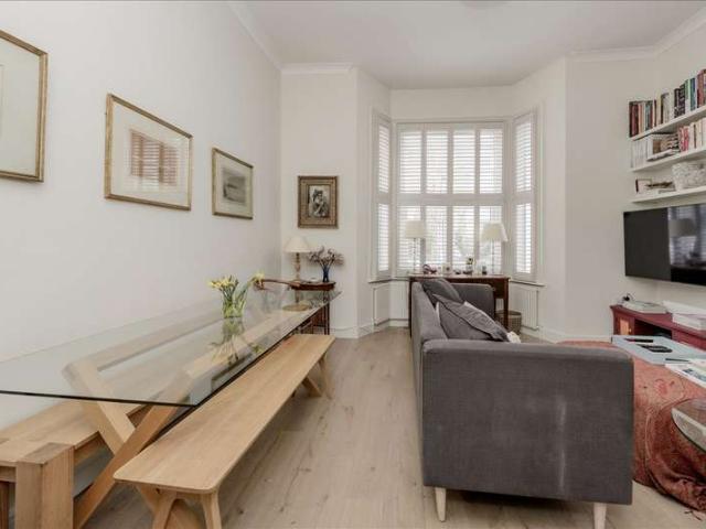Flat for sale in Shepherd's Bush, Greater London