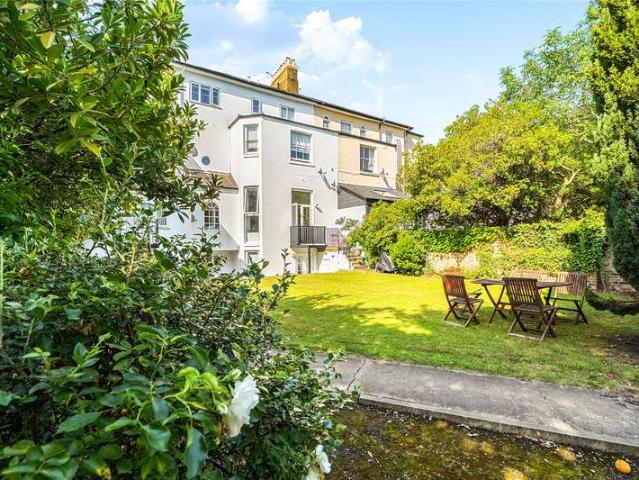 Flat for sale in Surbiton, Greater London