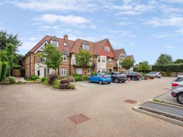 Flat for sale in Wooburn, Little Marlow
