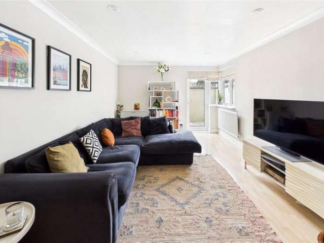 Flat for sale in London Borough of Lambeth, Greater London