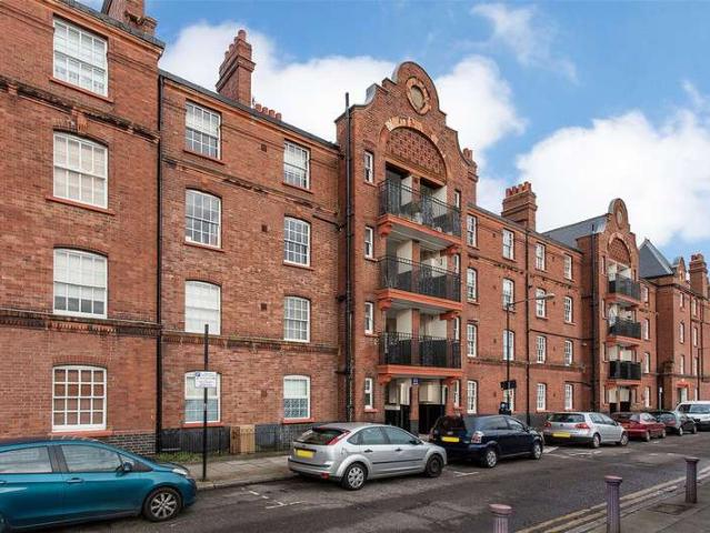 Flat for sale in Stepney, Greater London