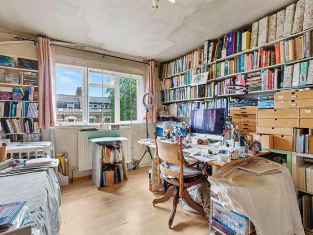 Flat for sale in Finsbury Park, Greater London