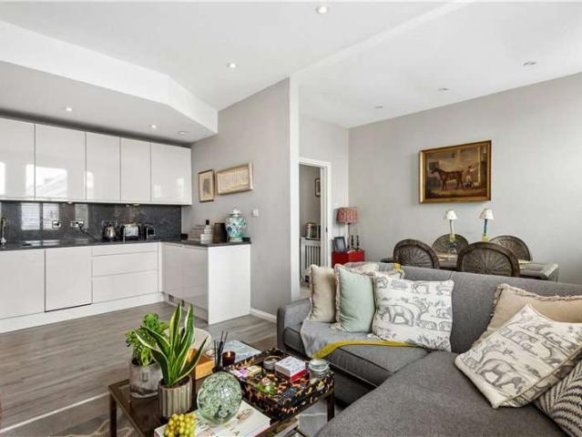 Flat for sale in Earl's Court, Greater London