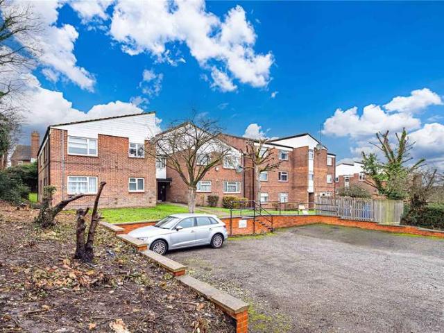 Flat for sale in Merry Hill, Hertsmere