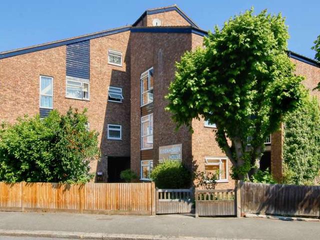 Flat for sale in Hampton Wick, Greater London
