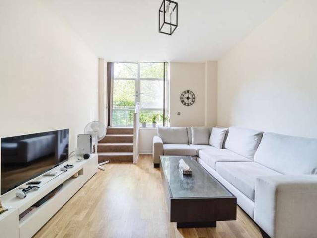 Flat for sale in London Borough of Hounslow, Greater London