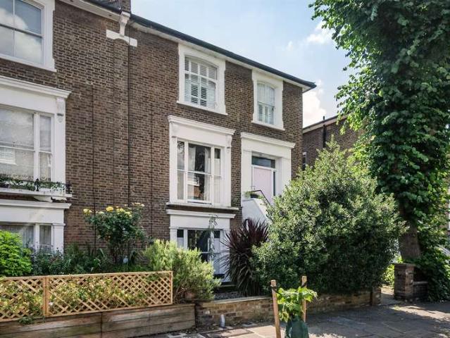 Flat for sale in Kentish Town, Greater London