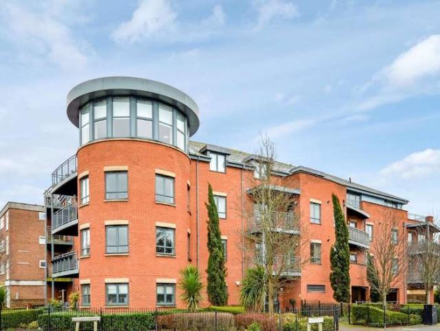 Flat for sale in Aylesbury, Buckinghamshire