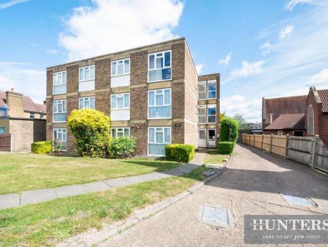 Flat for sale in Worcester Park, Greater London