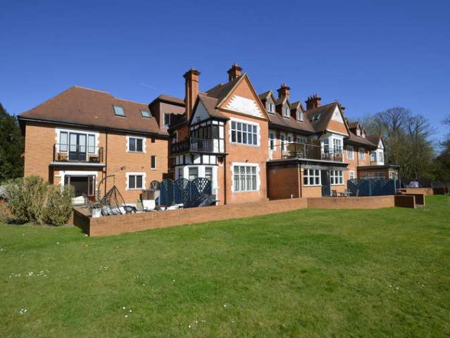 Flat for rent in Hythe End, Wraysbury