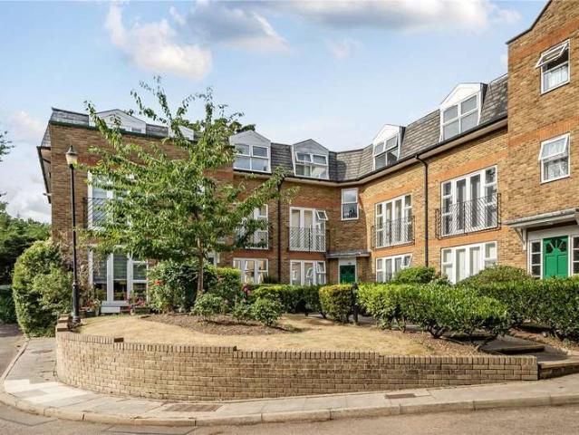 Flat for sale in Bush Hill Park, Greater London