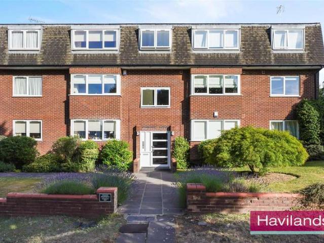 Flat for sale in Southgate, Greater London