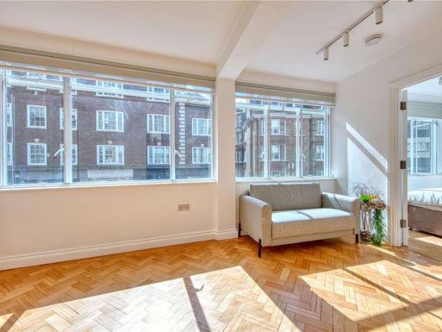 Flat for sale in Kensington, Greater London
