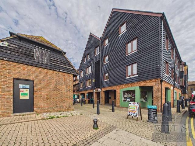 Flat for sale in The Strand, Rother