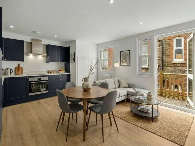 Flat for sale in Lucastes, Perryfields