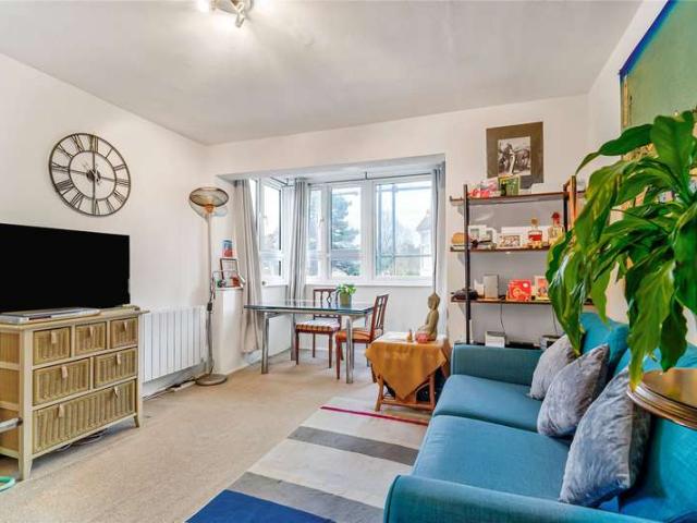 Flat for sale in Furzedown, Greater London