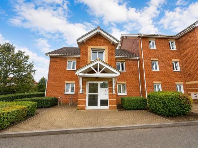 Flat for sale in Britwell, Slough